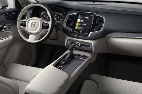 Volvo XC90 T8 Plug-In Hybrid също така е голямо луксозно превозно средство, което не се откроява в трафика, а Ди Каприо обича да се държи сдържано и да шофира сам.